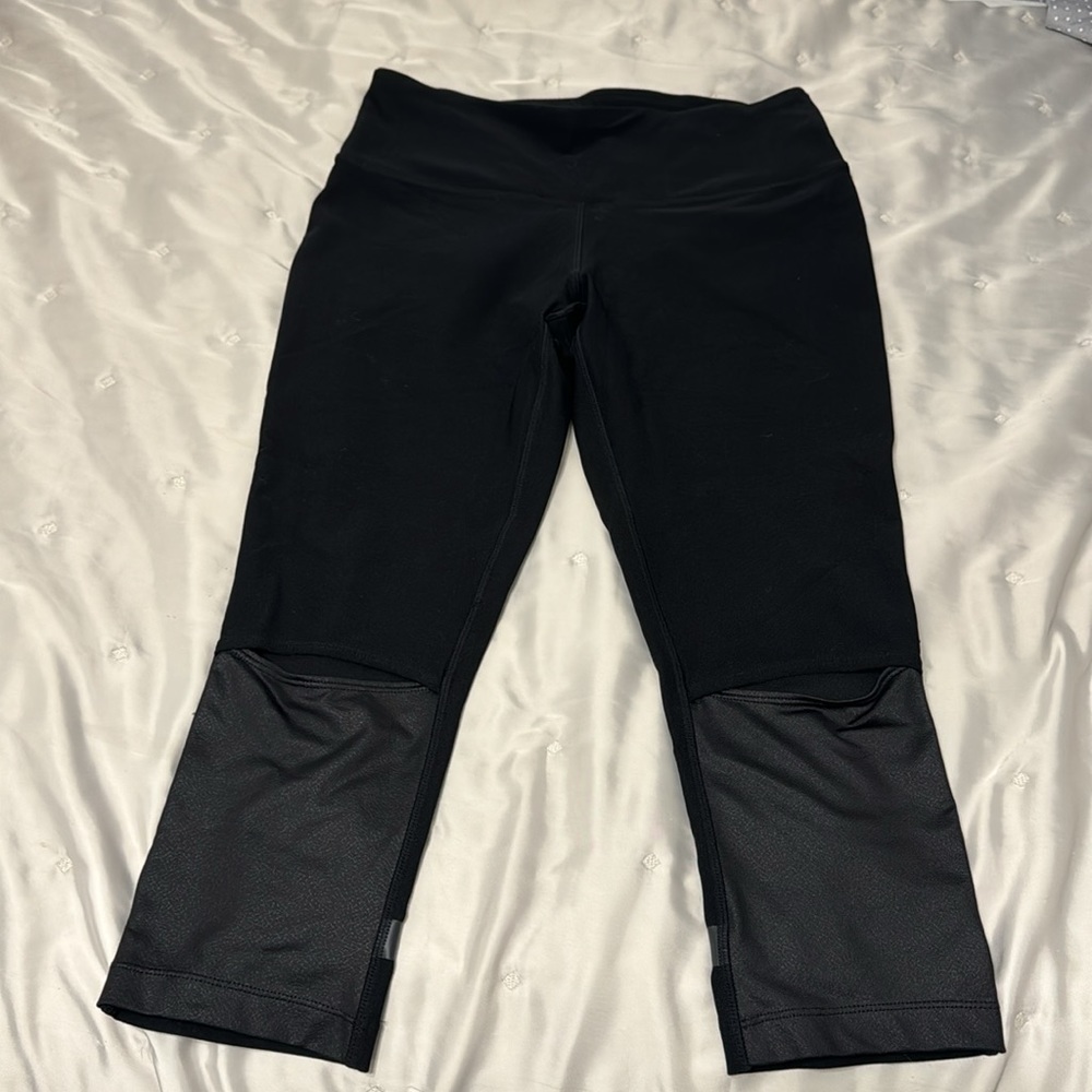 Mondetta, Black Workout leggings, capri open knee caps, interior waist pocket, M